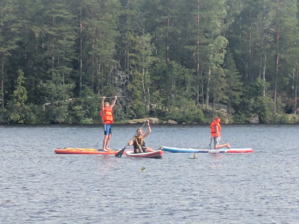 Paddla supp var populärt bland ungdomarna. Här vid barkbåtstävlingen